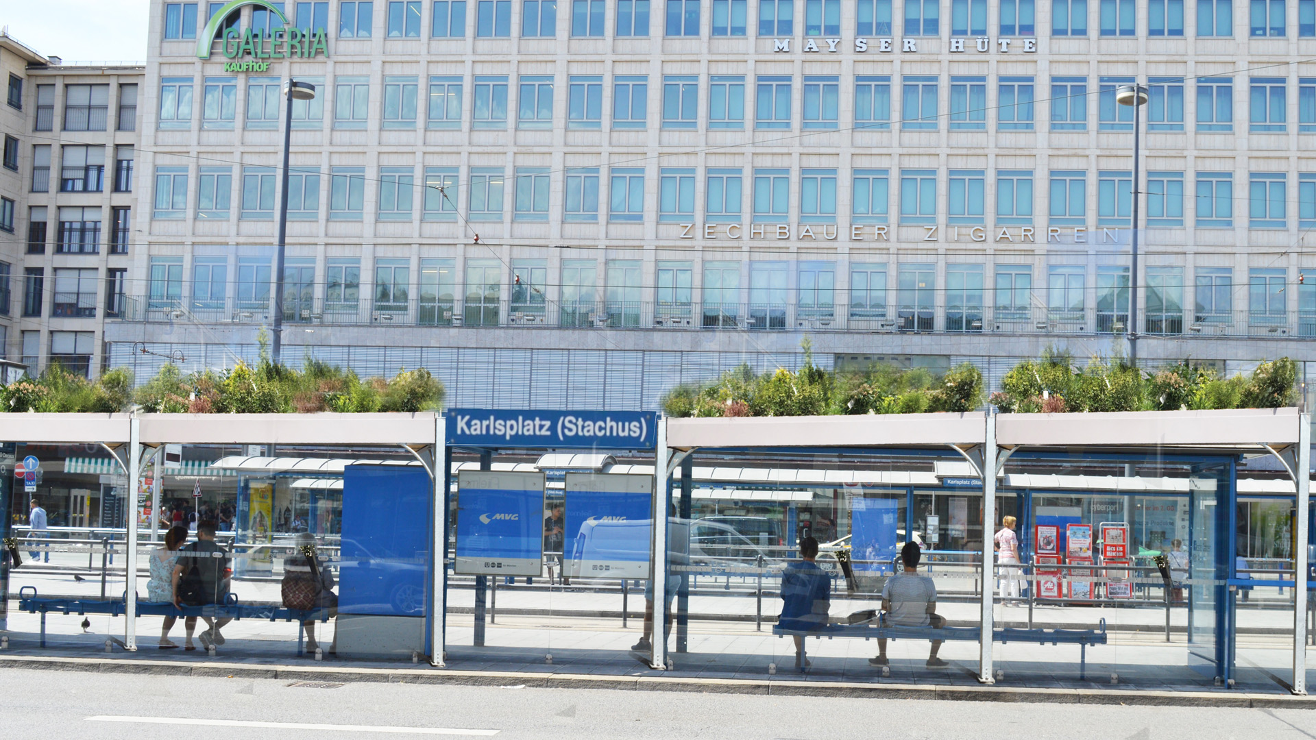 Straßenbahnhaltestelle mit begrünten Dächern im HPL System