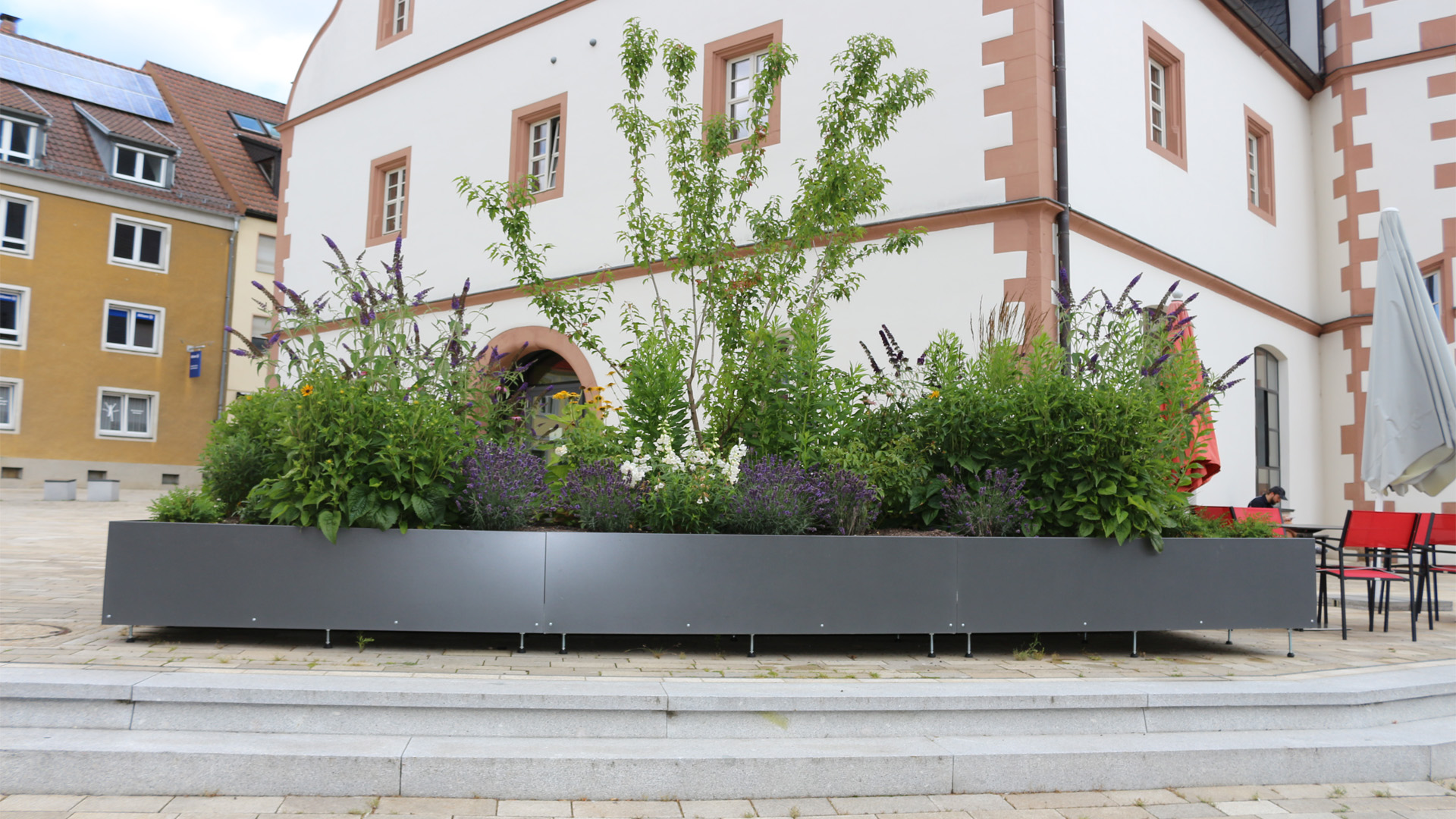 Pflanzeninseln für Stadtbegrünungen mit Hydro Profi Line® Begrünungssystemen