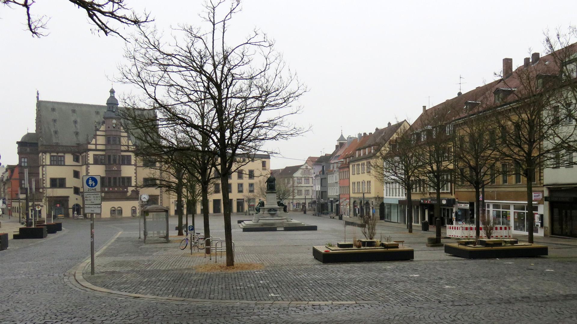 Pflanzeninsel mit Sitzgelegeheit und Baumkübel mit Sitzgelegenheit neu bepflanzt Frühjahr 2023