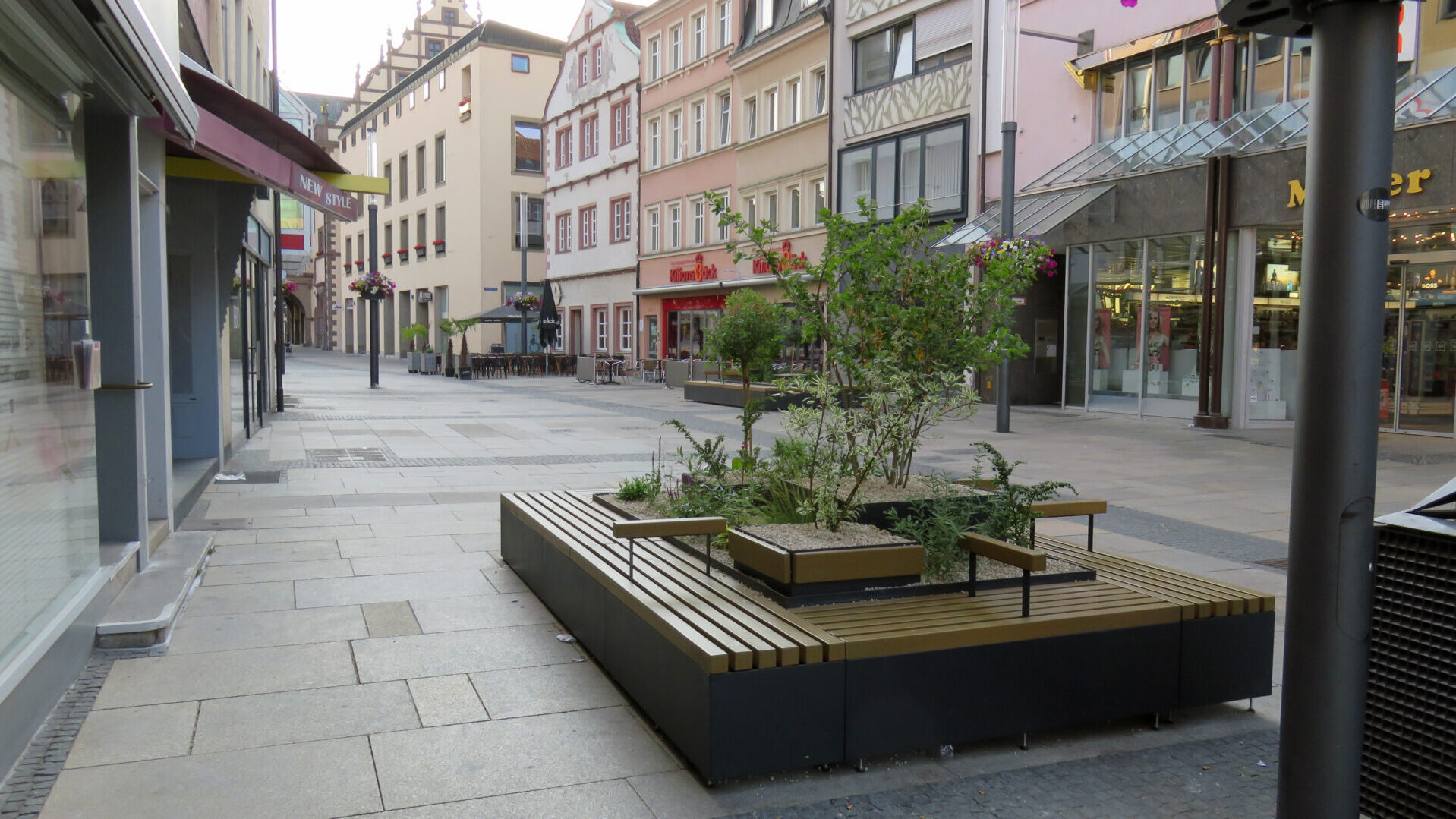 Stadtbegrünung mit Pflanzeninsel und Sitzgelegenheit