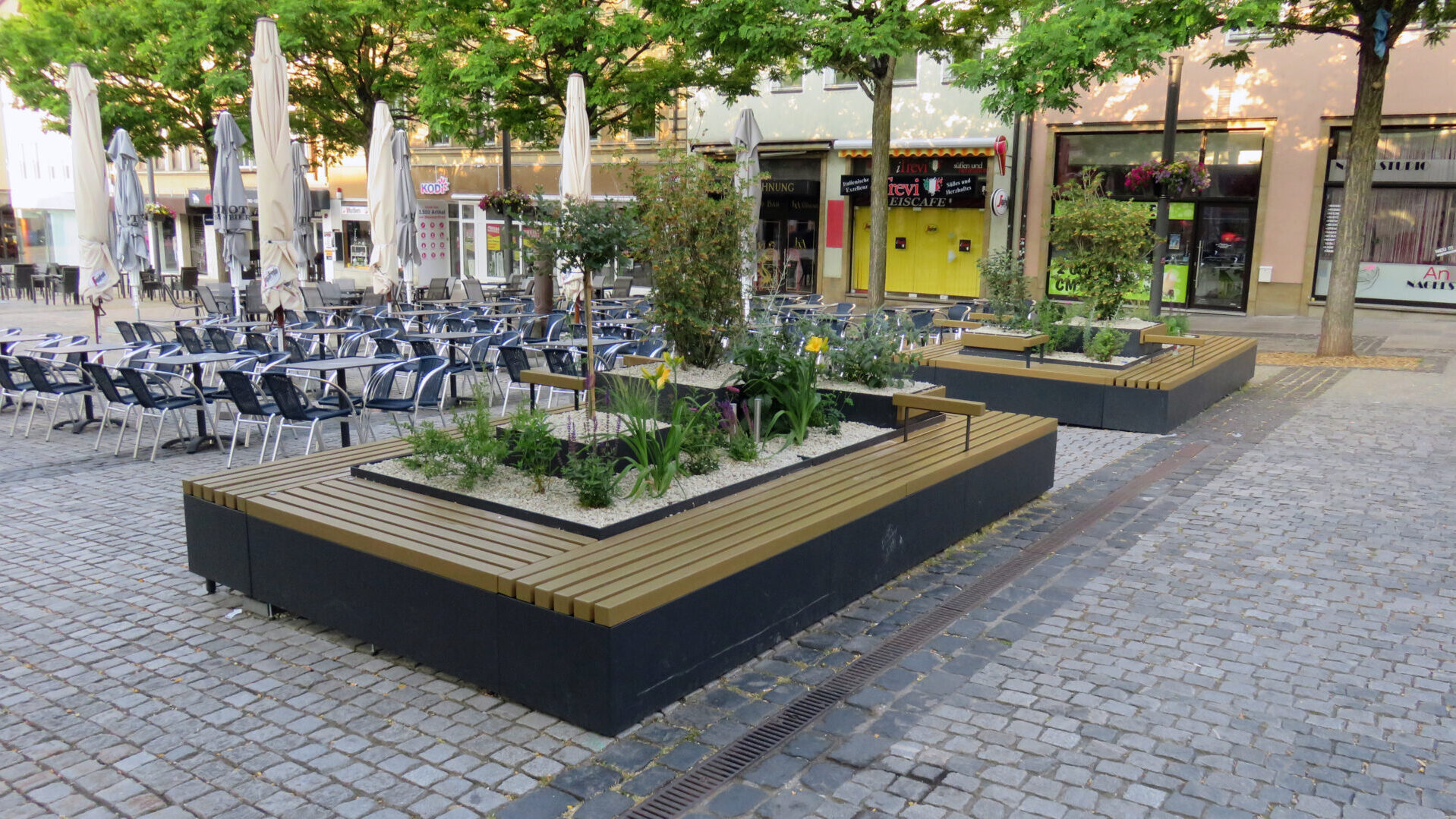 Stadtbegrünung mit Hydro Profi Line Pflanzeninseln